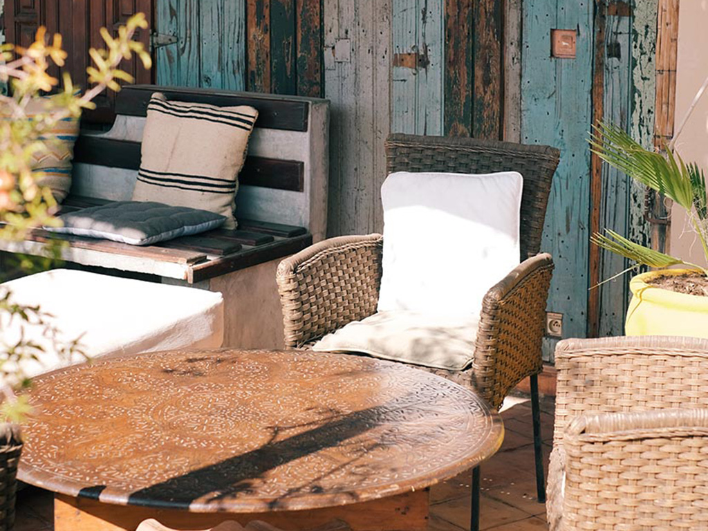 Roof terrace with dining area. Raid DarTzt, Marrakech